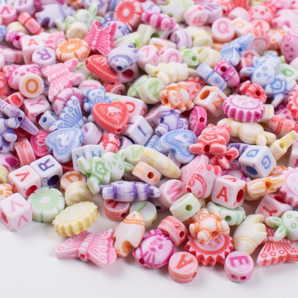 Pärlor och bokstäver pastell